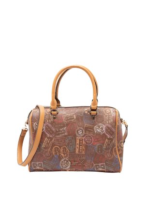 Borsa marrone con motivo di timbri da viaggio vintage, doppie maniglie superiori, tracolla rimovibile, texture liscia e dettagli in metallo dorato.