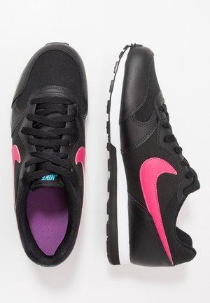 Czarne buty Nike z różowymi logo Swoosh, czarnymi sznurowadłami i fioletowymi wkładkami, pokazane z widoku z góry i z boku na białym tle.