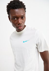 Nike Sportswear TEE CLUB - T-shirts print - sail