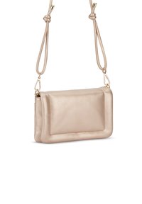 Borsa a tracolla rosa dorato metallico con una texture in pelle liscia, dotata di tasca frontale e cinturini regolabili con dettagli in hardware dorato.