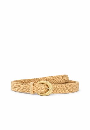 Ceinture en tissu beige tissé avec une boucle dorée ronde et texturée, enroulée sur fond blanc.