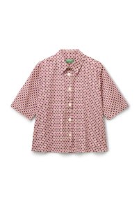 Chemise à manches courtes en tissu léger avec un motif géométrique multicolore. Les couleurs comprennent le rose, le violet et la crème, avec des boutons à l'avant.