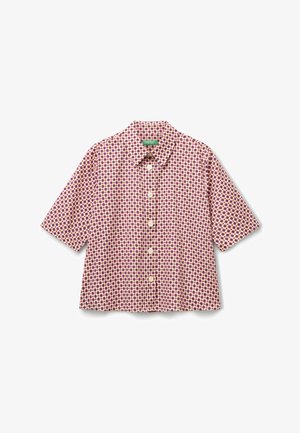 Koszula z krótkim rękawem w lekkim materiale, z wielokolorowym wzorem geometrycznym. Kolory obejmują różowy, fioletowy i kremowy, z guzikami z przodu.