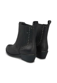 Botas de cuero negras hasta el tobillo con tacones bajos en bloque, paneles elásticos laterales y detalles de tachuelas cuadradas plateadas a lo largo de los lados y la parte trasera.