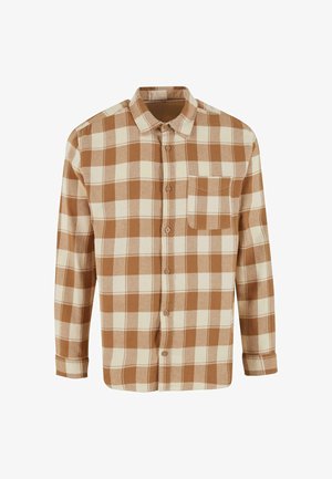 Brązowa i kremowa koszula flanelowa w kratę z długimi rękawami, z zapięciem na guziki z przodu i jedną kieszenią na piersi. Miękka tekstura, z kołnierzykiem.