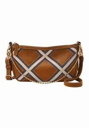 Sac bandoulière en cuir marron avec un détail chaîne dorée et un motif géométrique losange blanc et marine sur le devant.