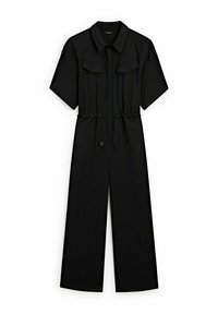 Zwarte jumpsuit met korte mouwen, twee borstzakken, een verstelbare taille en een wijd gesneden pijpontwerp. Gemaakt van een zachte, lichtgewicht stof.