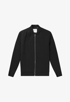 Zwarte bomberjack van gladde stof, met een ritssluiting aan de voorkant, ronde kraag en twee zijzakken, voorzien van een minimalistisch logo op de borst.