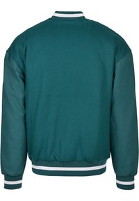 Teal bomberjack met een gestructureerde stoflichaam, gladde leren mouwen en ribgebreide manchetten met witte strepen. Geen zichtbare merknaam.