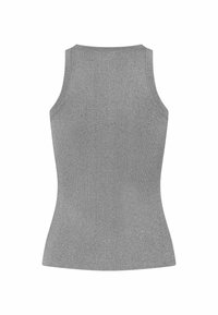 Harmaan urheilullinen tank top, jossa on kapea muotoilu, leveät olkaimet ja teksturoitu pinta, joka sopii käytettäväksi kerroksittain tai itsenäisesti.