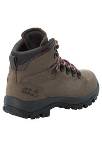 Braune Wanderschuhe aus strukturiertem Wildleder, mit gepolstertem Kragen, roten und schwarzen Schnürsenkeln und einer robusten schwarzen Gummisohle mit tiefen Profilen.