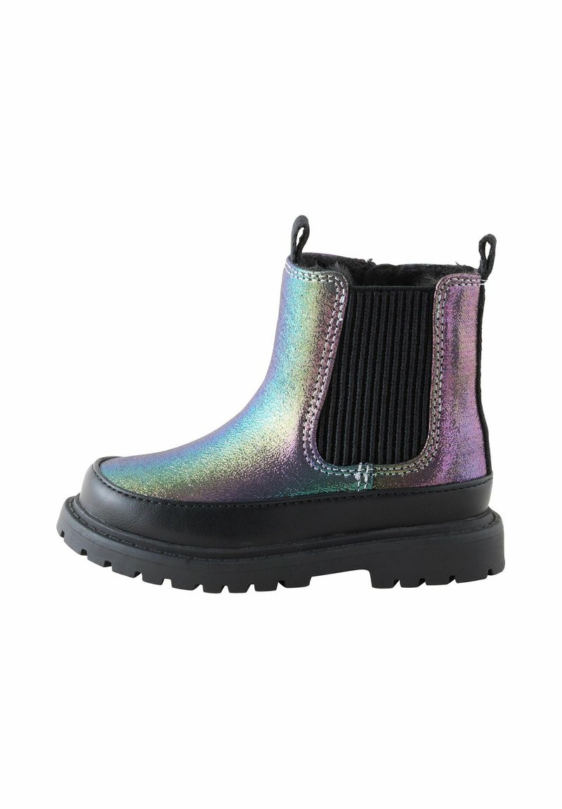 Stivaletti Chelsea per bambini realizzati in materiale iridescente con un pannello elastico nero, suola testurizzata e dettagli neri a contrasto.