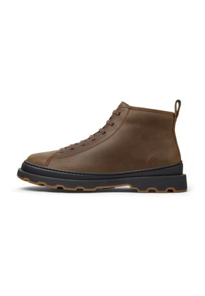 Botas de tobillo de cuero marrón con punta redonda, cordones en la parte delantera y suela de goma negra. Presenta un tirador y detalles de costura.