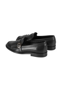Schwarze Lederloafers mit flachem Absatz, dekorativem Band und Schnallen-Detail, glatter Textur und runder Zehenform.