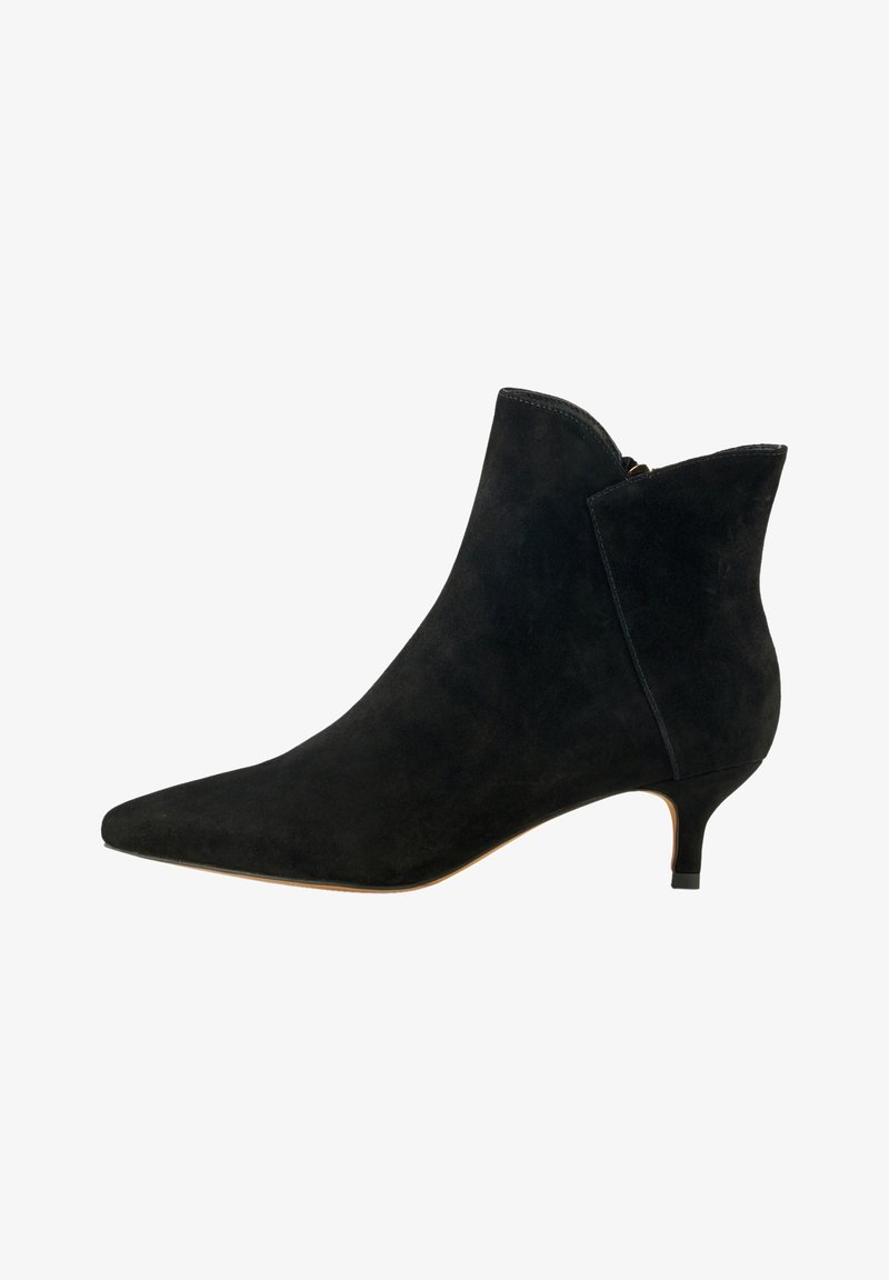 Bottine en daim noir avec bout pointu et petit talon aiguille, fermeture éclair latérale et design minimaliste.