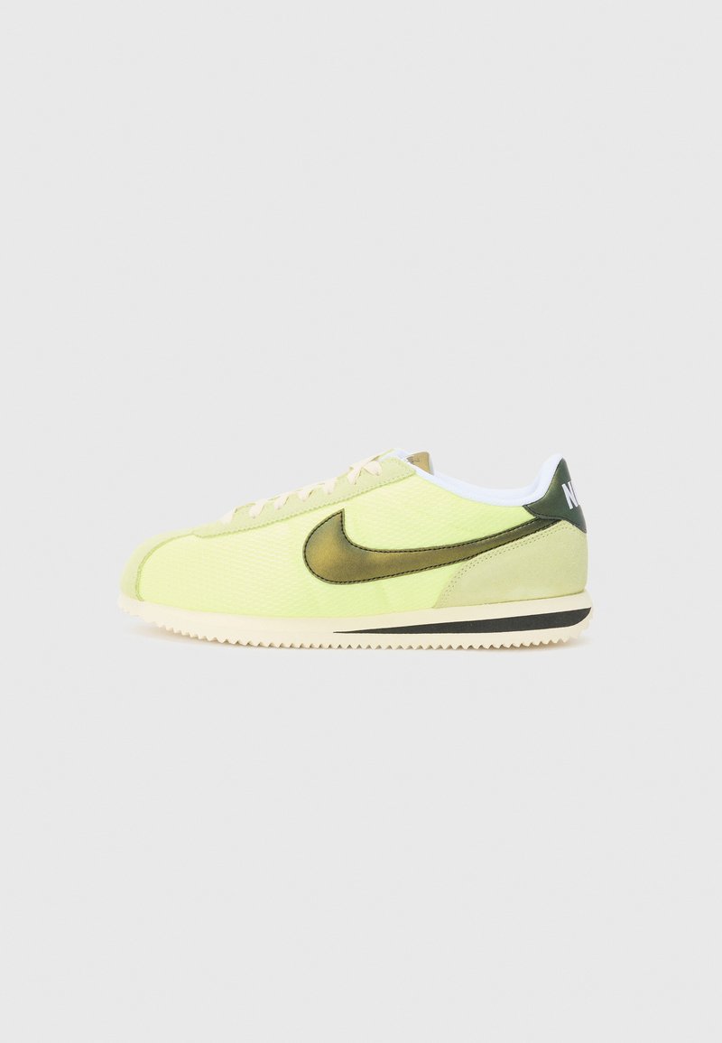 Svijetlozelene tenisice od mrežice i antilopa, s crnim Swoosh logotipom, bež vezicama i kontrastnim bijelim ovratnikom. Teksturirana gumena potplata.