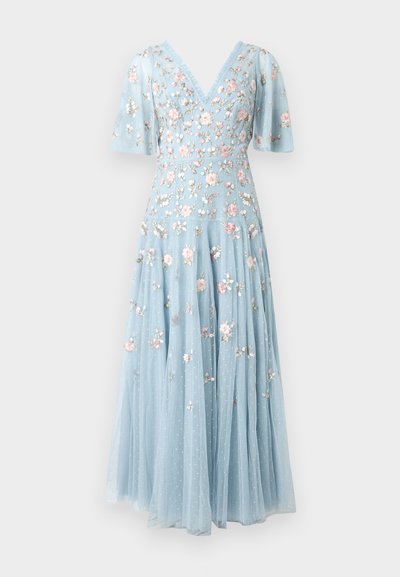 Lyseblå kjole med pink blomsterbroderi, V-hals, korte flæseærmer, figursyet talje og flydende plisseret nederdel.