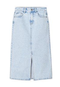 Gonna midi in denim azzurro chiaro con spacco frontale, design classico a cinque tasche e chiusura con zip. Presenta una texture leggermente sbiadita.