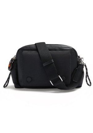 Czarna torebka na ramię z zamkiem błyskawicznym na górze, teksturą imitującą skórę, płaskim przodem z ozdobnymi guzikami oraz paskiem we wzory.