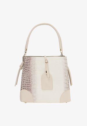 Sac à main en cuir gaufré crocodile en blanc et gris clair, avec un fond plat, des poignées arrondies et une étiquette amovible. Texture lisse avec des accents dorés.