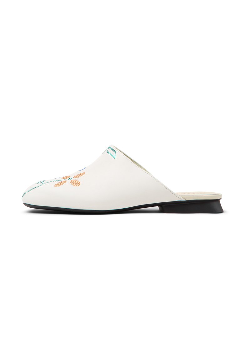 Vita läder slip-on mules med kontrasterande teal- och orange-stygn. Platt häl och rund tå, med minimalistisk design och slät yta.