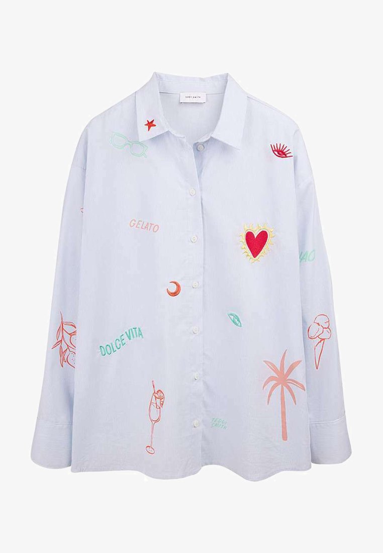 Chemise bleu clair à boutons avec des patchs brodés colorés comprenant un cœur rouge, un palmier, un cône de glace, un cocktail, et les mots "Gelato" et "Dolce Vita".