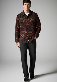 Next NAVAJO STYLE REGULAR FIT - Leichte Jacke - red black