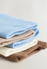 Fire stable strikede tekstiler i lyseblå, beige, creme og brune farver, der viser en blød tekstur med rullede kanter.