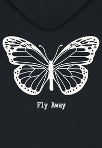 Felpa nera con cappuccio caratterizzata da un grande grafico di una farfalla bianca con motivi intricati sulle ali e il testo "Fly Away" sottostante.
