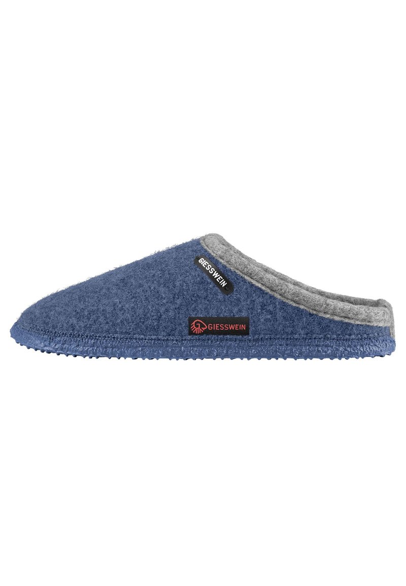 Blauwe vilten slipper met een grijze wollen manchet, een gestructureerde buitenkant en een rubberen zool. Voorzien van een zwart etiket met het "Giesswein" logo.