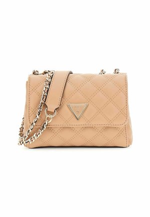 Sac à main beige matelassé en simili cuir avec une plaque logo triangulaire, une bandoulière en chaîne et des accents métalliques. Forme rectangulaire compacte.