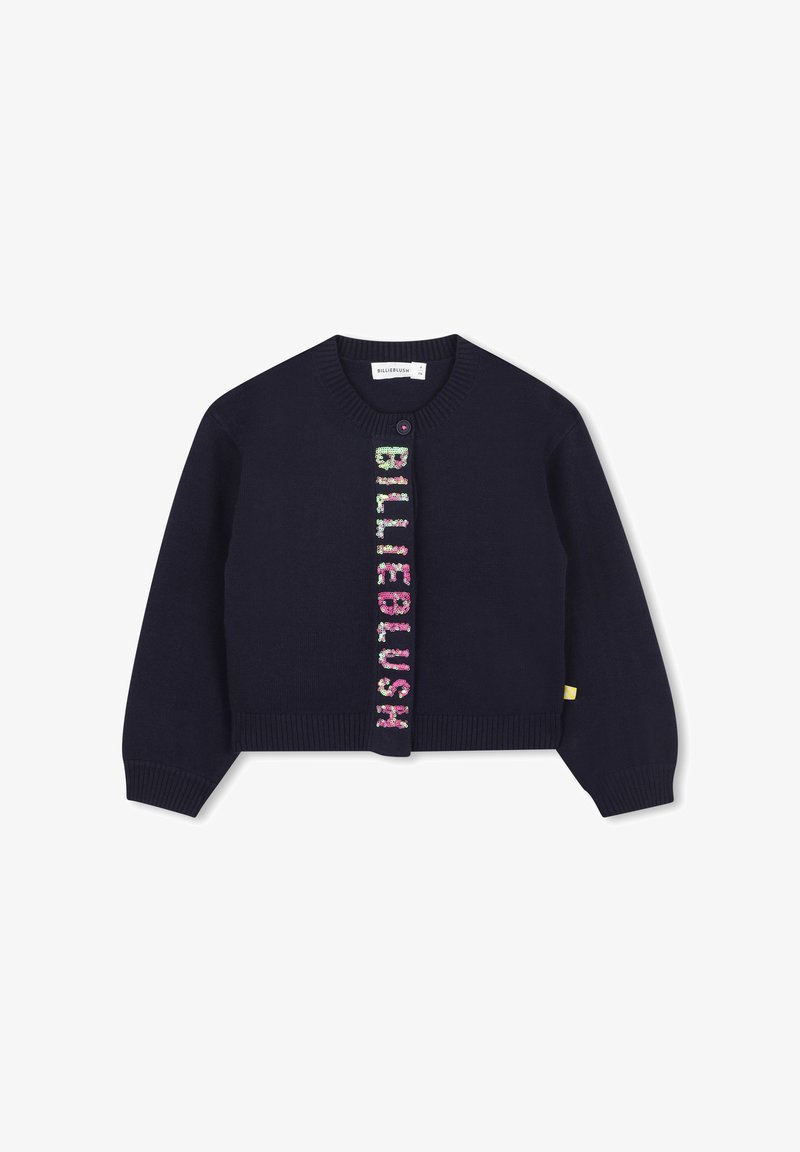 Cardigan per bambini di colore blu navy con maniche lunghe, polsini e orlo a coste, un singolo bottone sulla parte superiore e "BILLIEBLUSH" in paillettes multicolori disposte verticalmente sul davanti.