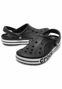 Czarne klapki Crocs z bocznym paskiem, perforacjami na górze i białymi poziomymi paskami na podeszwie, z logo 'crocs' w czerni.