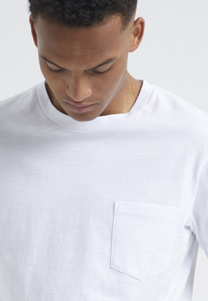 Damen T-Shirts | BY GARMENT MAKERS THE ORGANIC W POCKET T-Shirt basic white/weiß - WM44425 Damen T-Shirts | BY GARMENT MAKERS THE ORGANIC W POCKET T-Shirt basic white/weiß - WM44425