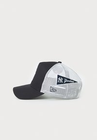 Cappello New Era NE Denim Patch Trucker Blu, Snapback Regolabile, Visiera Curva, Logo Multicolore