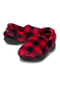 Rood en zwart geblokte fleece pantoffels met een zachte textuur, ronde neus en accenten van zijknopen; rubberen zool voor grip.