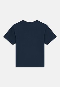 Granatowy bawełniany t-shirt, dekolt typu crew, krótkie rękawy, jednolity kolor, luźny krój, bez widocznych wzorów ani akcentów. Widok od tyłu.