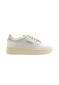Zapatilla blanca de cuero con acentos beige, puntera redonda, suela texturizada y cordones en tono dorado. Presenta un parche con el logotipo en el lateral.