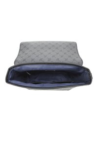 Borsa in tessuto grigio con un motivo geometrico, chiusura a zip e interno blu marino. Presenta più tasche per l'organizzazione e una texture morbida.