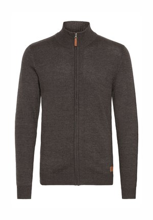 Dunkelgrauer Kapuzenpullover mit Reißverschluss, hohem Kragen, gerippten Bündchen und Saum. Aus strukturiertem Strickstoff gefertigt und mit einem kleinen Logo-Patch am Saum.