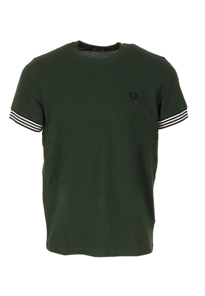 Maglietta verde in cotone con maniche corte caratterizzata da dettagli a righe bianche e nere. Un piccolo logo nero ricamato è presente sul lato sinistro del petto.