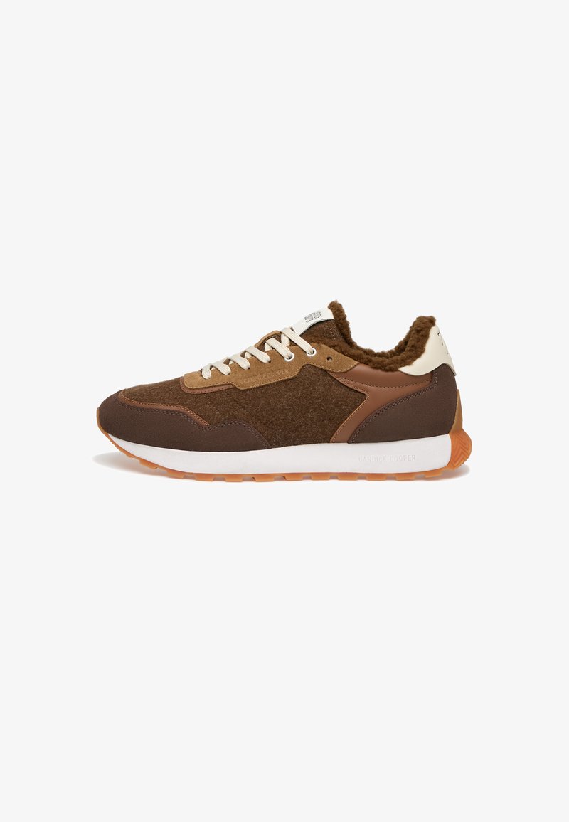Scarpe sportive marroni realizzate con un mix di materiali in suede e tessuto. Design con lacci, suola arancione e dettagli in morbido collare marrone.