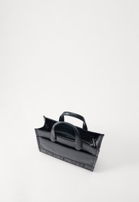 Sac fourre-tout en cuir noir avec une forme structurée, doté de deux poignées supérieures et d'un compartiment intérieur zippé. Logo embossé à l'avant.