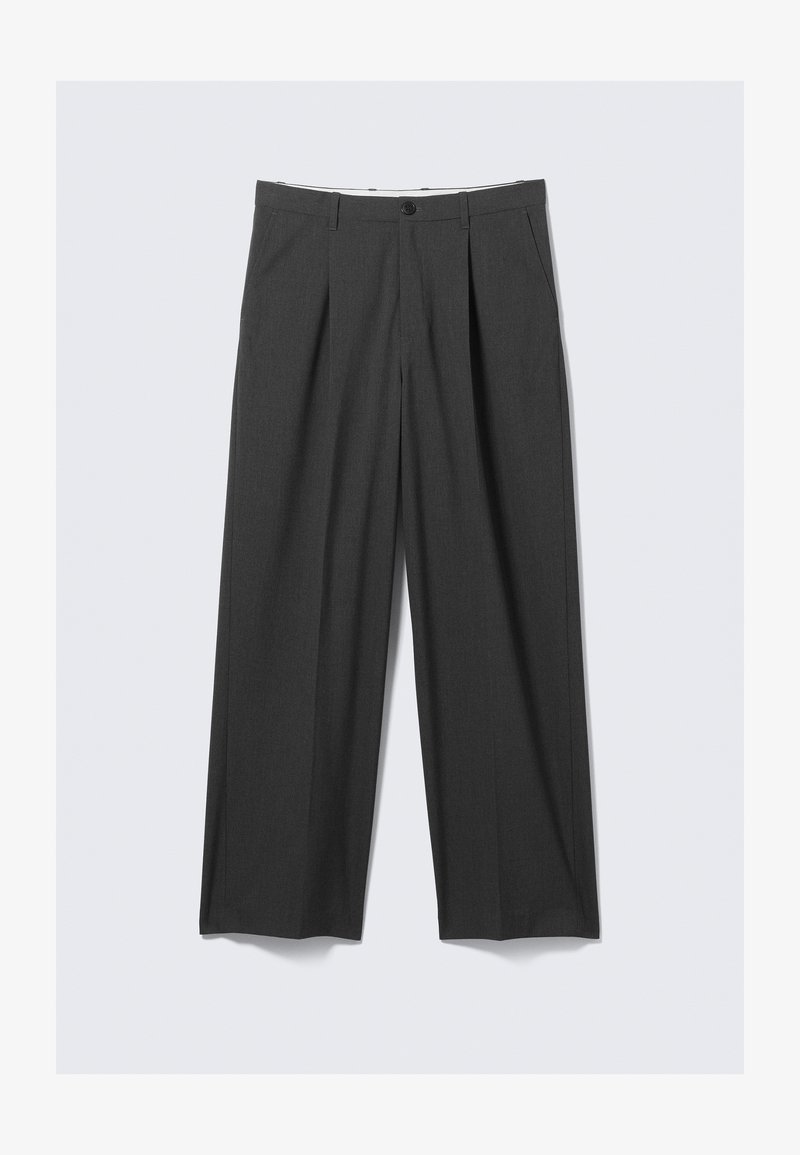 Pantalons gris à jambes larges avec plis. Fabriqués à partir d'un tissu lisse, avec une fermeture à bouton à l'avant et des passants de ceinture. Conception à l'avant plat.