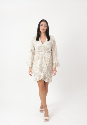 Blumenwickelkleid in Creme und Gold mit langen, leicht ausgestellt Ärmel, Rüschensaum und V-Ausschnitt. Glatte Stoffstruktur.
