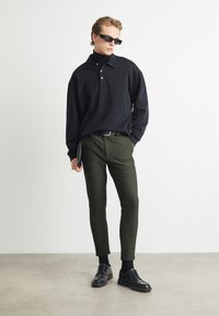 Les Deux - COMO PANTS SEASONAL - Chino stiliaus kelnės - deep forest/charcoal Miniatiūros vaizdas 1