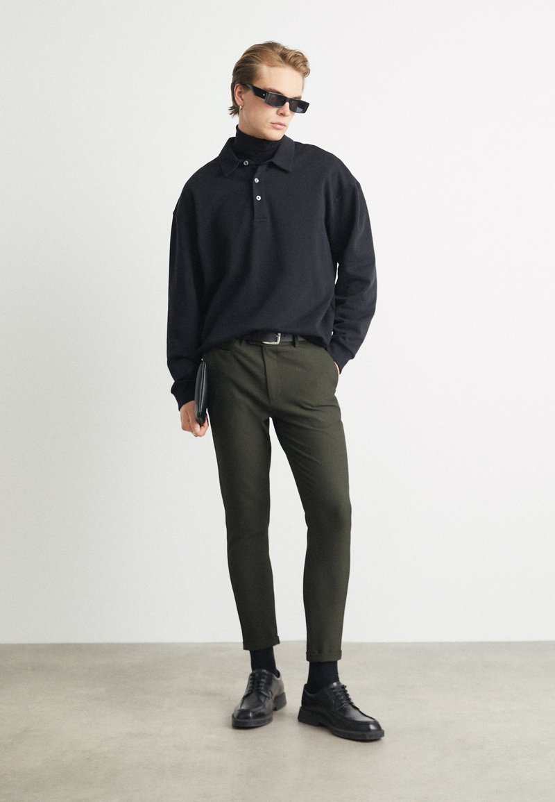 Les Deux - COMO PANTS SEASONAL - Chino stiliaus kelnės - deep forest/charcoal, Padidinti