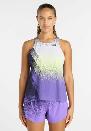 Vrouw draagt een mouwloos gradient hardlooptopje en bijpassende paarse korte broek staand tegen een effen witte achtergrond.