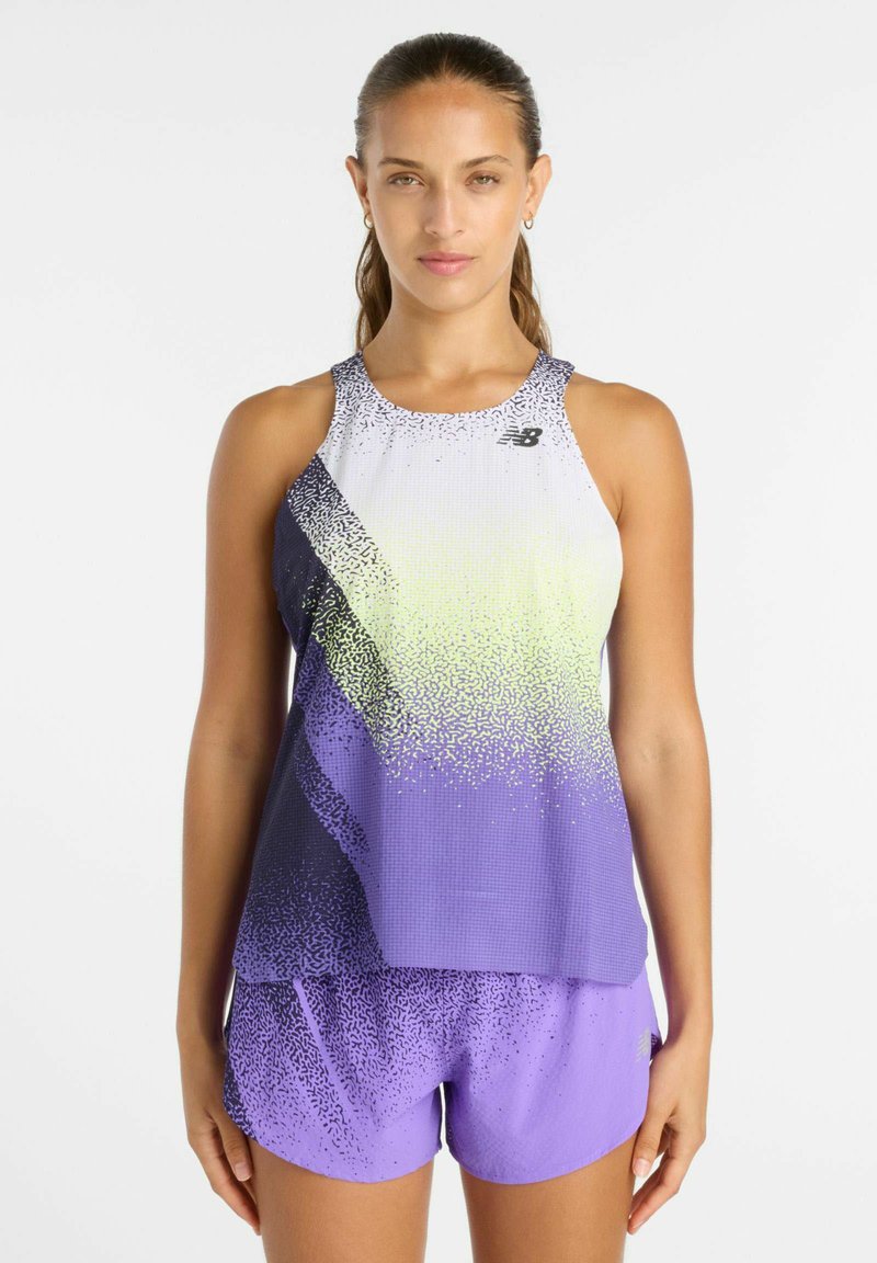 Femme portant un haut de course sans manches dégradé et un short violet assorti, debout devant un fond blanc uni.