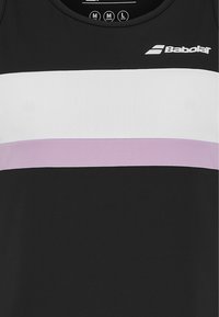 Maglietta sportiva nera senza maniche con strisce orizzontali bianche e viola chiaro e logo Babolat sul petto. Etichette di taglia all'interno del colletto.